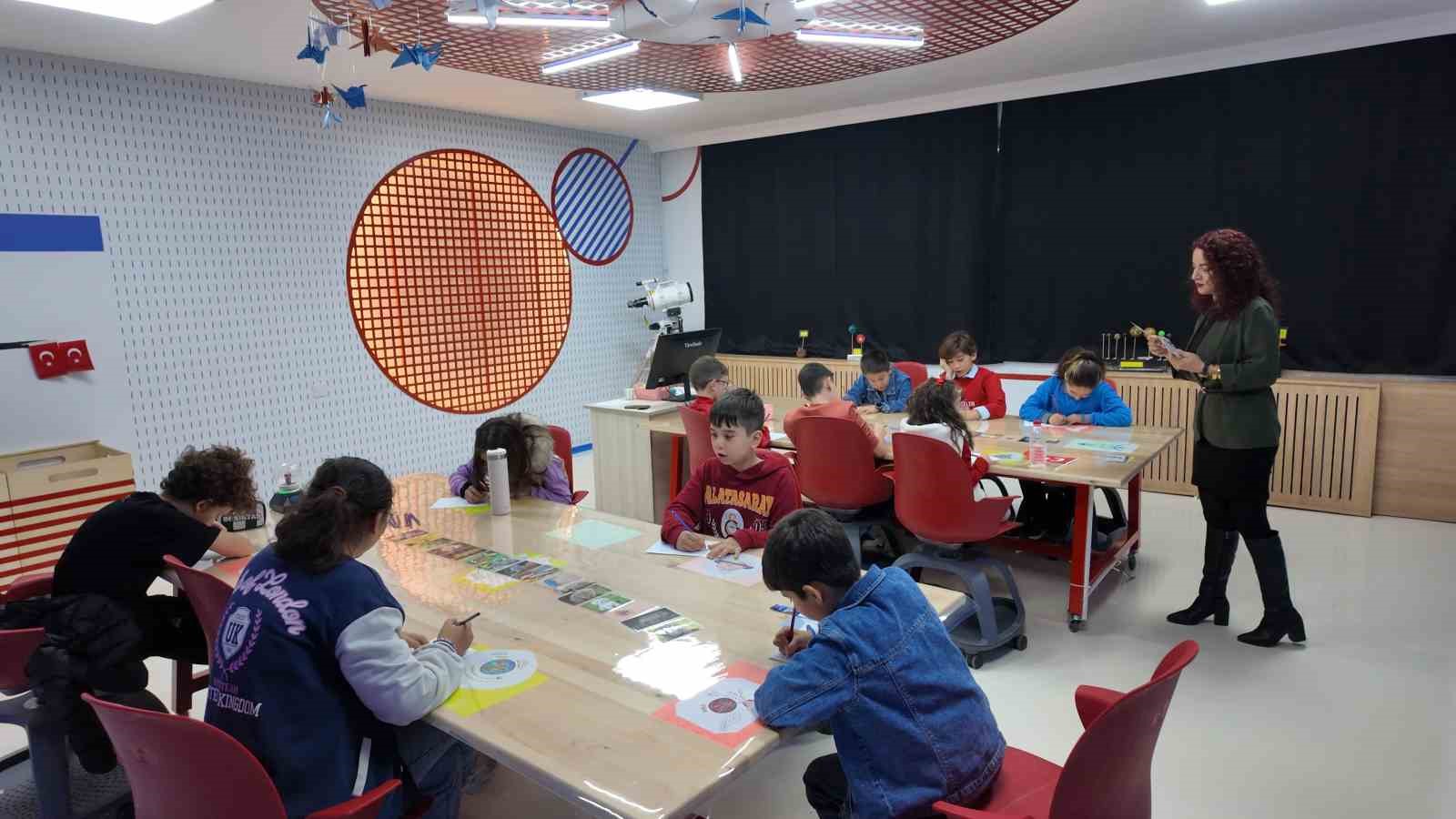 Bilim Demirci bölgenin eğitim üssü oldu
Bilim Demirci bölgenin eğitim üssü oldu