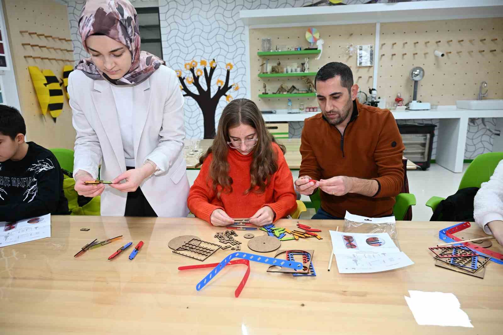 Bilim Demirci bölgenin eğitim üssü oldu
Bilim Demirci bölgenin eğitim üssü oldu