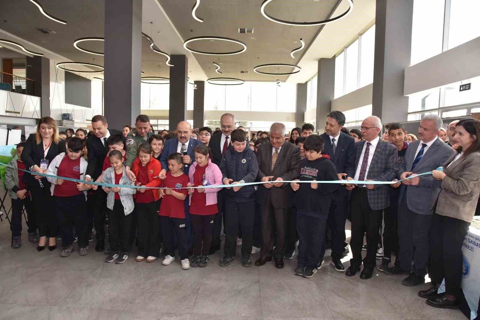 Bilimin kalbi Balıkesir’de attı: Bilim Fuarı yoğun katılımla açıldı
