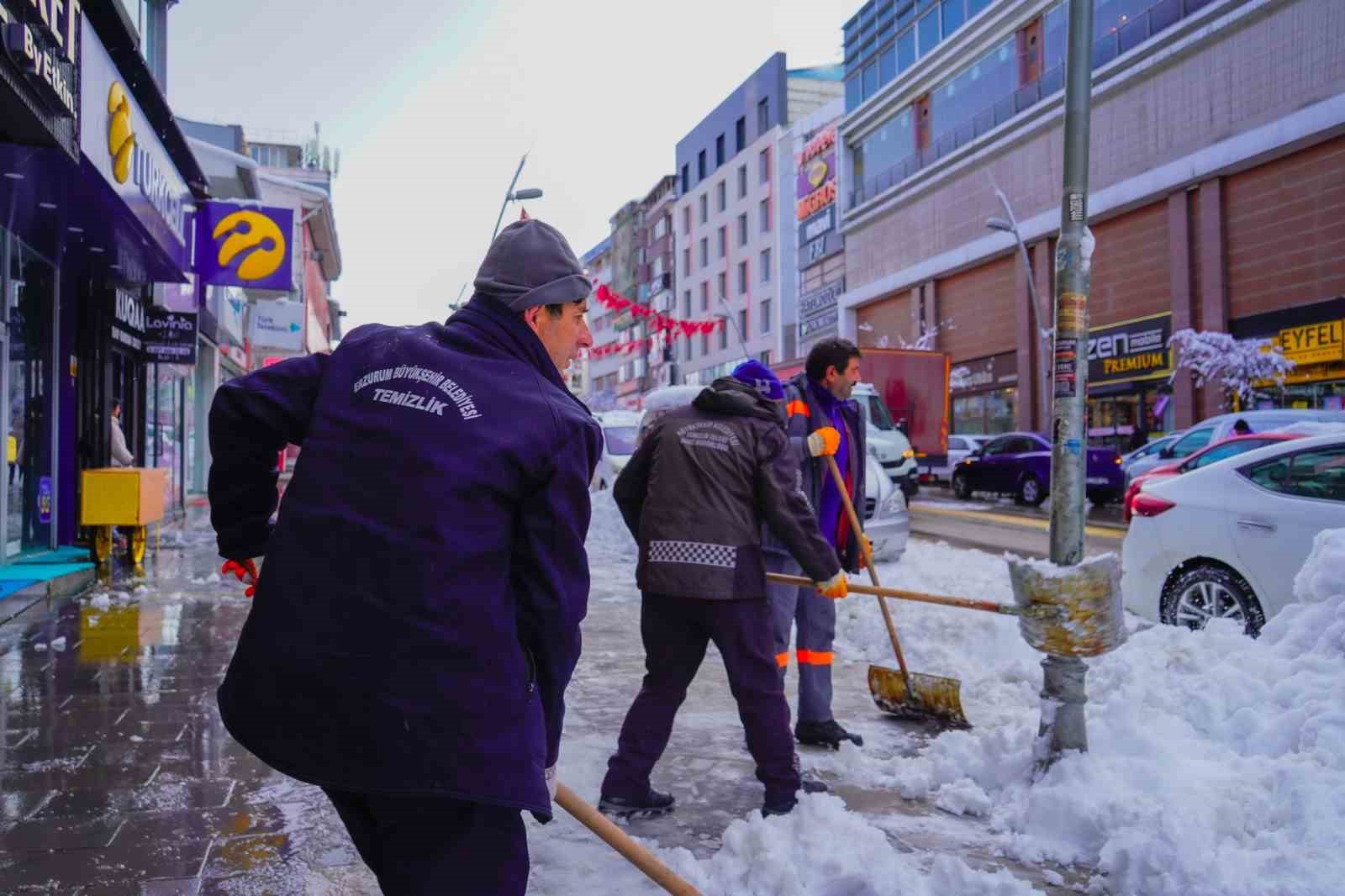 Bin 200 personel ve 400 araç sahada karla mücadele yapıyor
