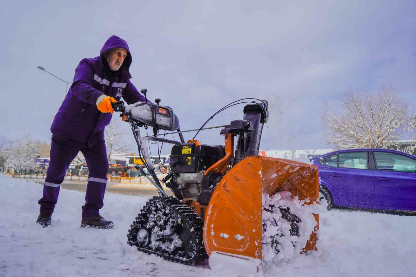 Bin 200 personel ve 400 araç sahada karla mücadele yapıyor
