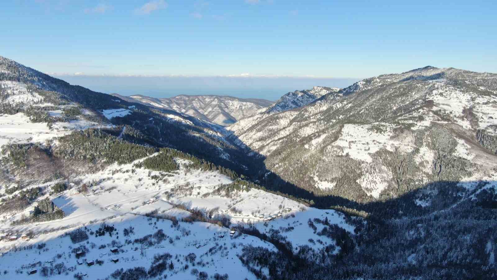 Bin 250 rakımlı Yaralıgöz Dağı’nda muhteşem kar manzarası
