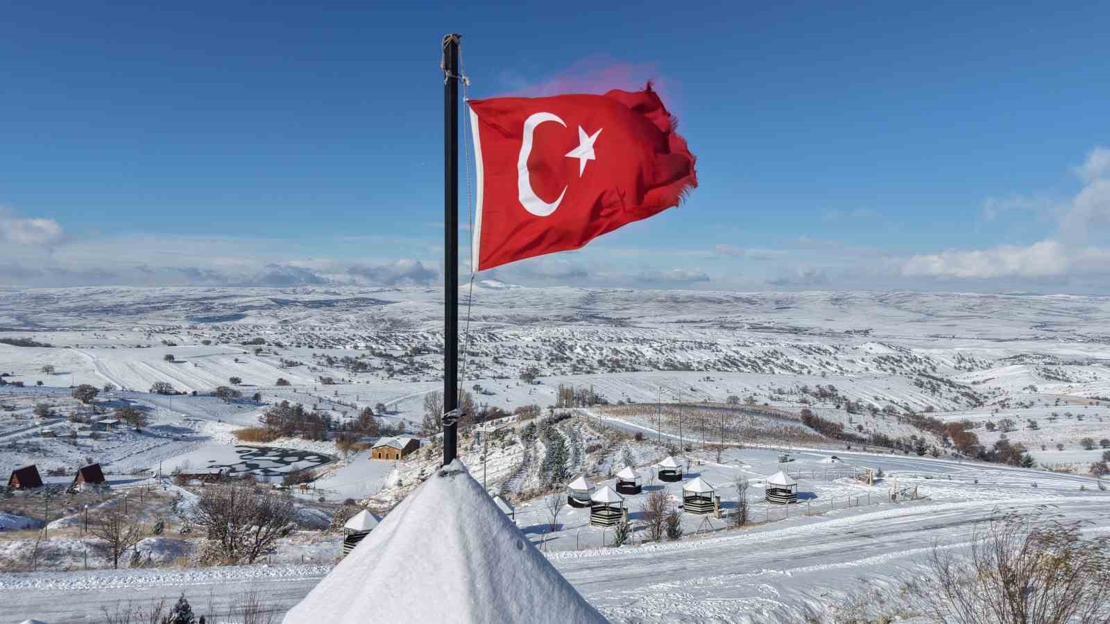 Bin 744 rakımlı Dinek Dağı’nda kartpostallık kış manzarası: Yeni yılın ilk gününde kar sevinci yaşandı
