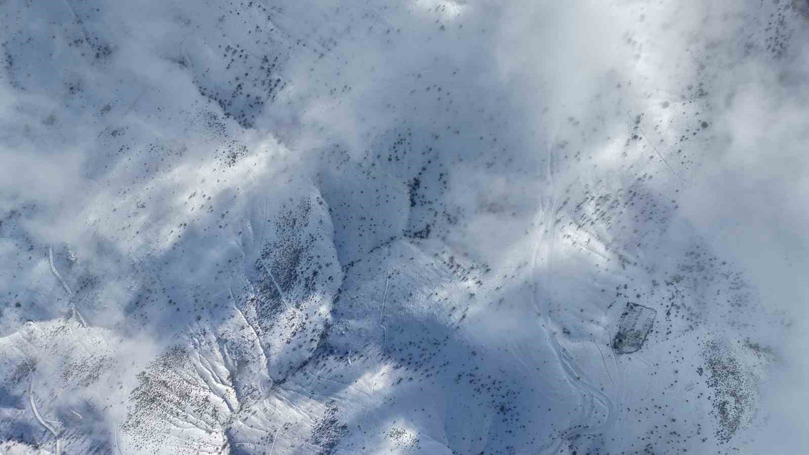 Bin 744 rakımlı Dinek Dağı’nda kartpostallık kış manzarası: Yeni yılın ilk gününde kar sevinci yaşandı
