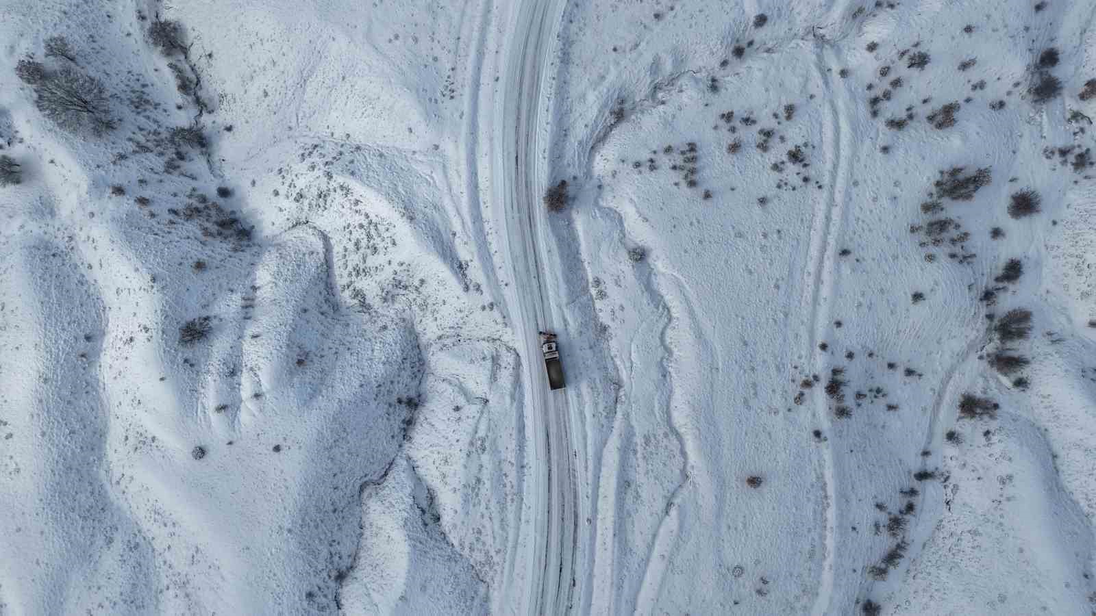 Bin 744 rakımlı Dinek Dağı’nda kartpostallık kış manzarası: Yeni yılın ilk gününde kar sevinci yaşandı
