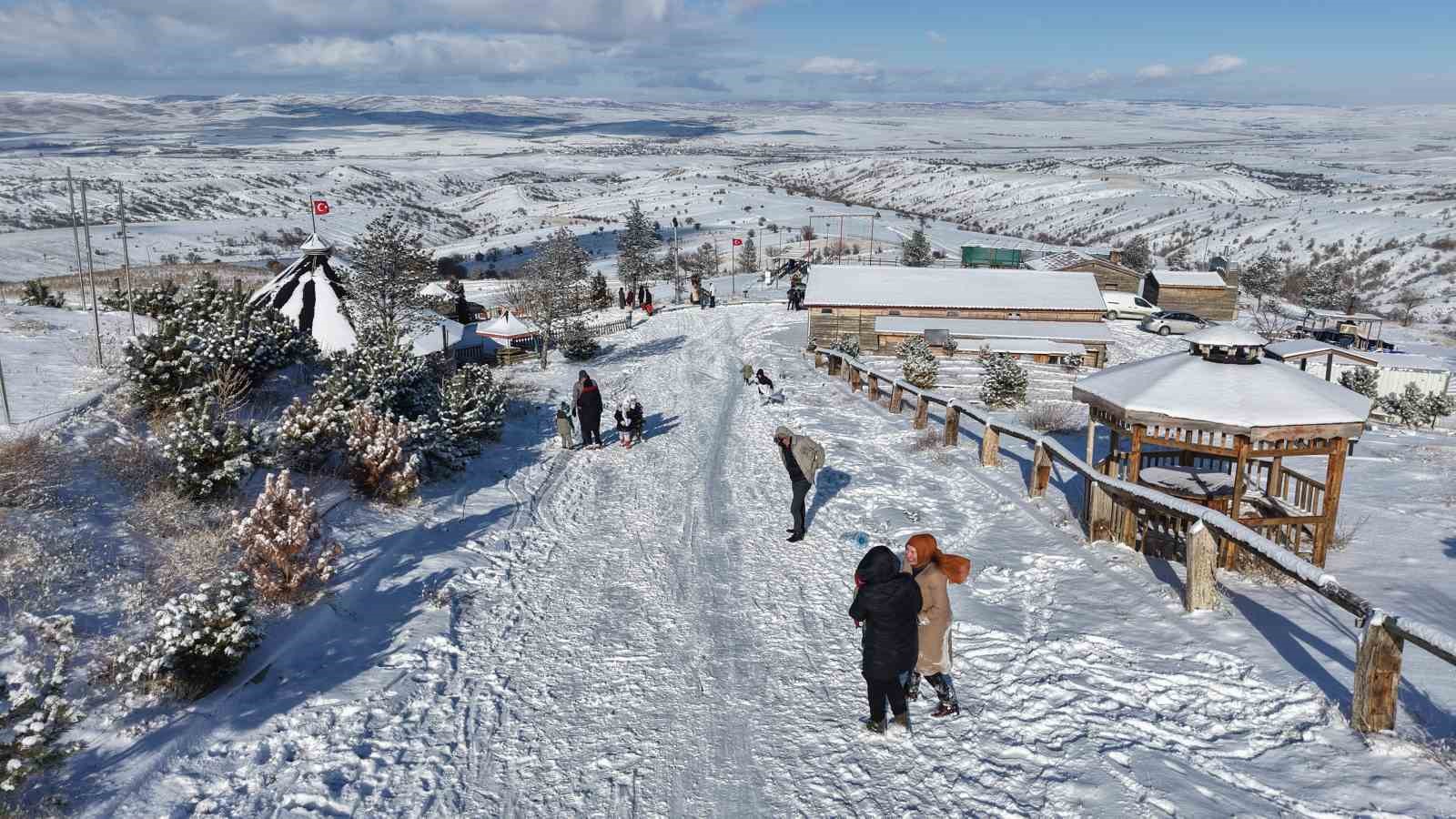 Bin 744 rakımlı Dinek Dağı’nda kartpostallık kış manzarası: Yeni yılın ilk gününde kar sevinci yaşandı
