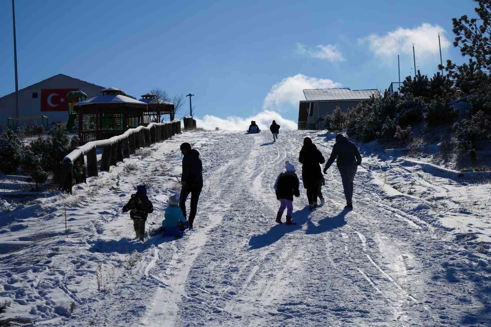 Bin 744 rakımlı Dinek Dağı’nda kartpostallık kış manzarası: Yeni yılın ilk gününde kar sevinci yaşandı
