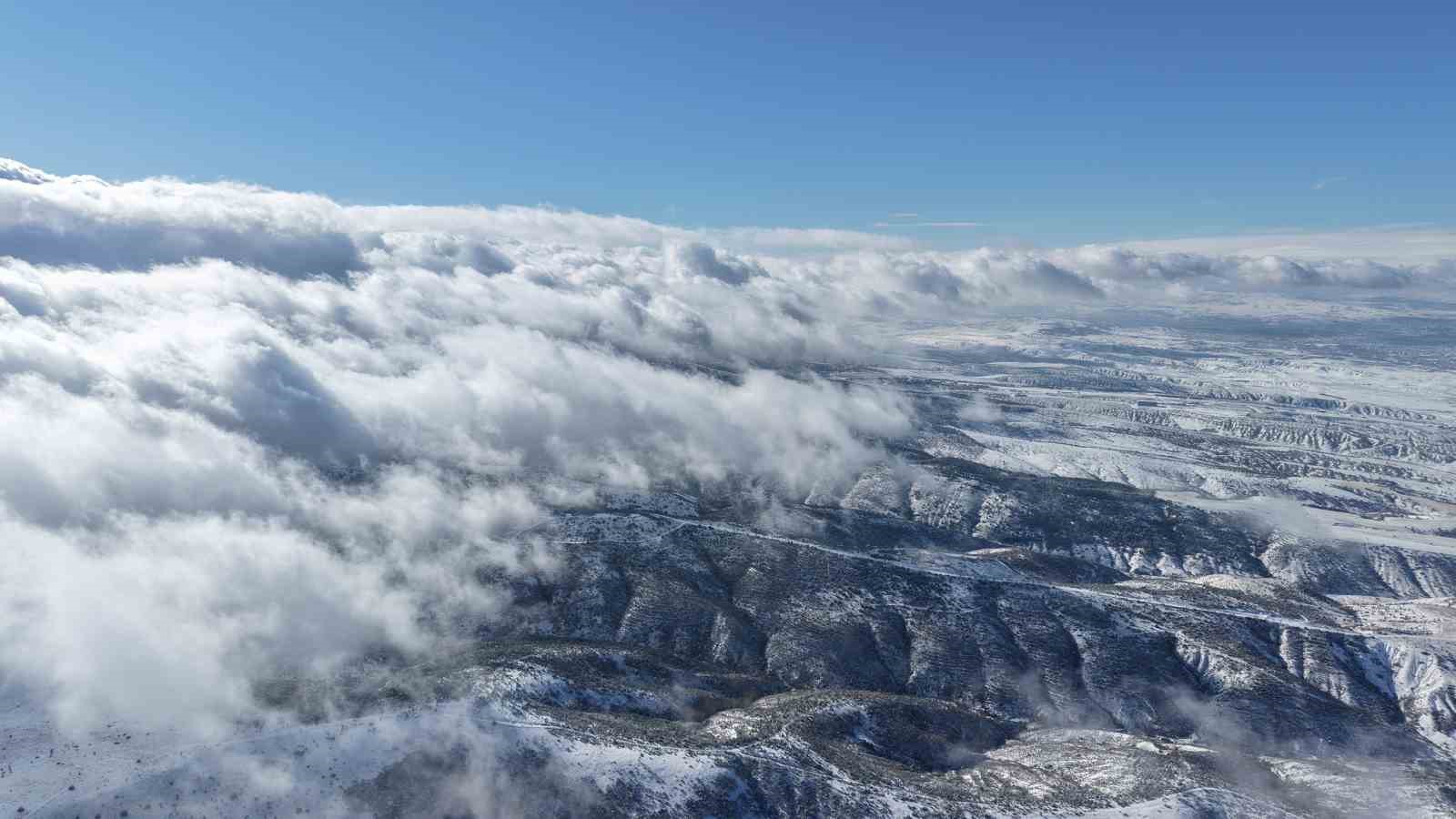 Bin 744 rakımlı Dinek Dağı’nda kartpostallık kış manzarası: Yeni yılın ilk gününde kar sevinci yaşandı
