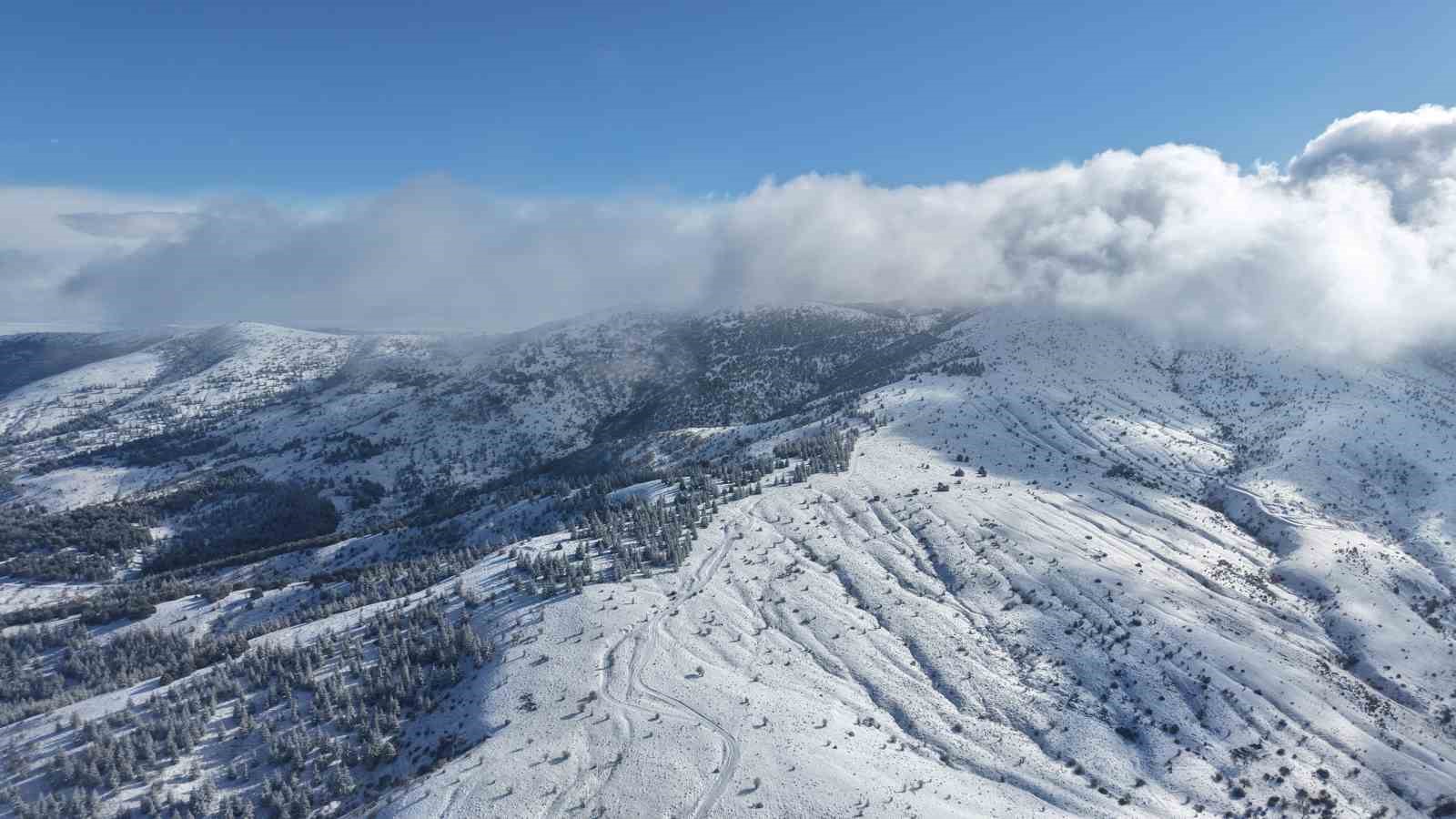 Bin 744 rakımlı Dinek Dağı’nda kartpostallık kış manzarası: Yeni yılın ilk gününde kar sevinci yaşandı
