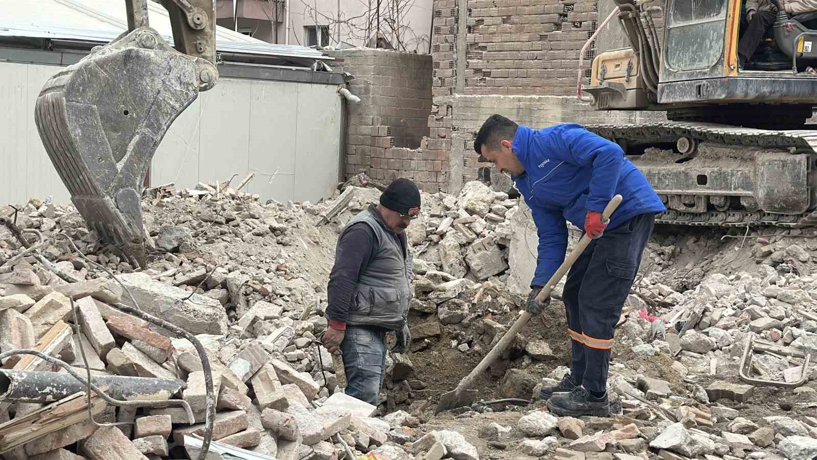 Bina yıkımı sırasında doğal gaz borusundan sızıntı meydana geldi
