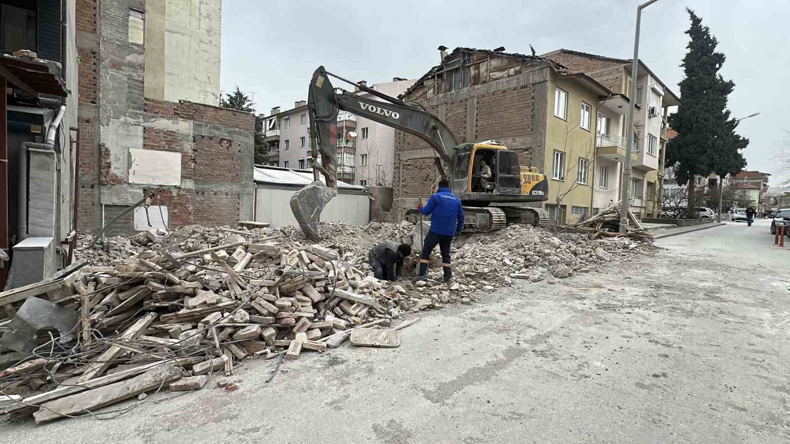 Bina yıkımı sırasında doğal gaz borusundan sızıntı meydana geldi
