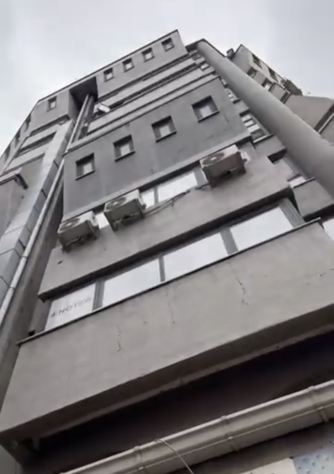 Binadan dökülen parçalar aşağıdaki motosikletlere zarar verdi
