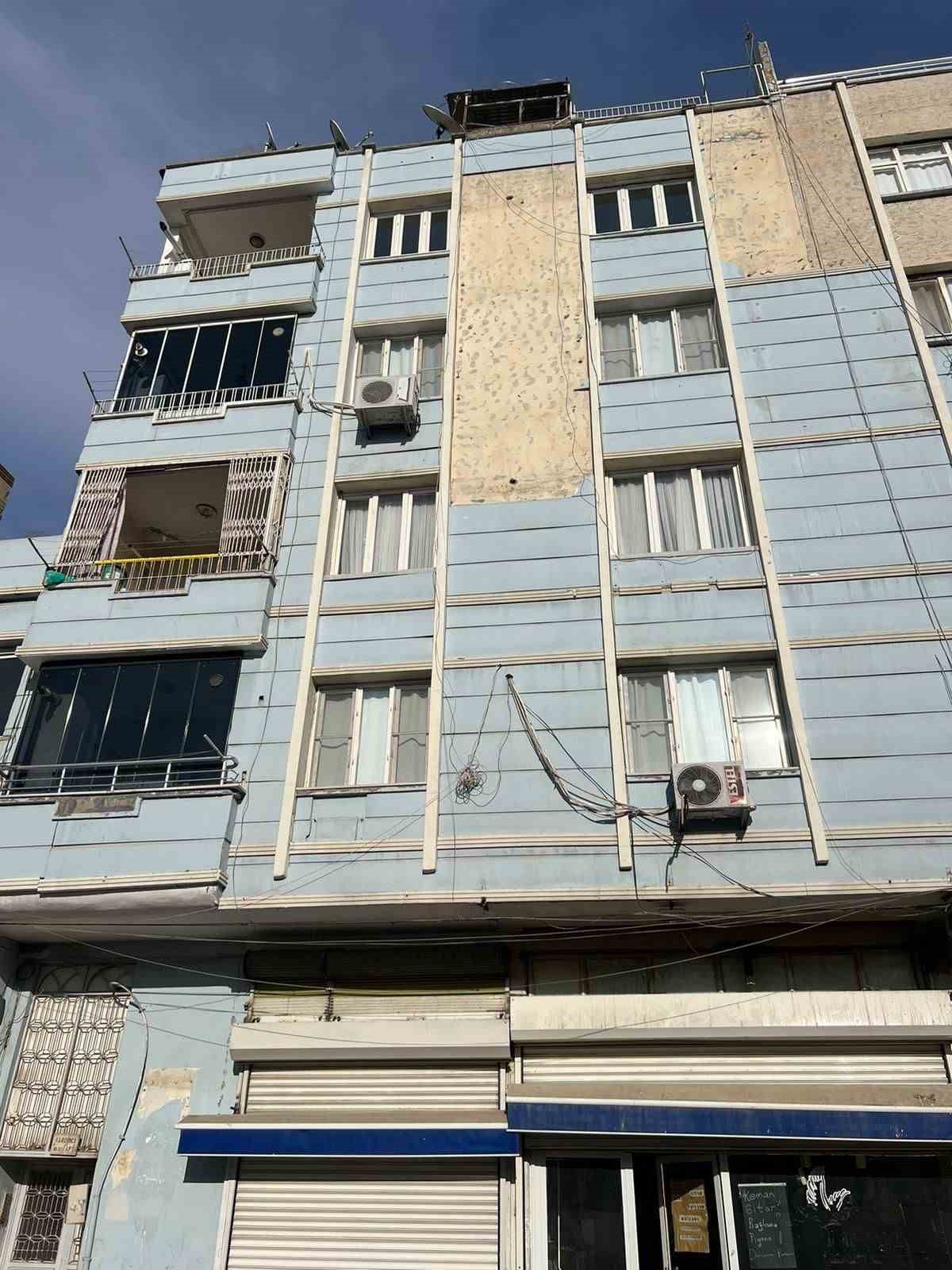 Binadan dökülen parçalar hastanelik etti
