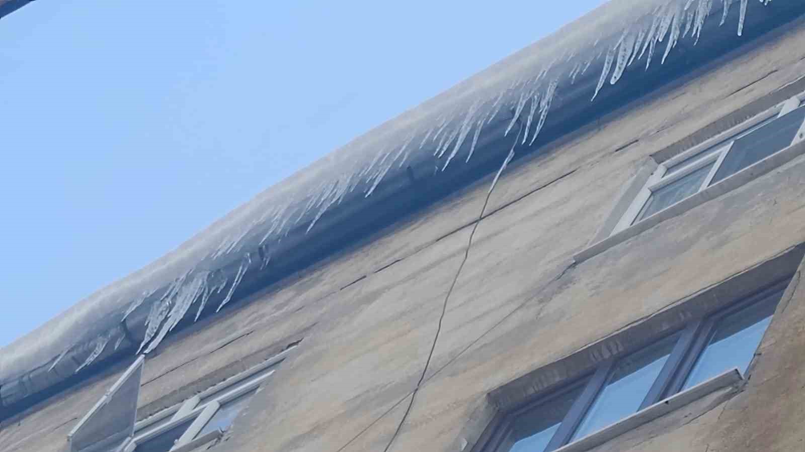 Binadan sarkan buzlar tehlike saçıyor
