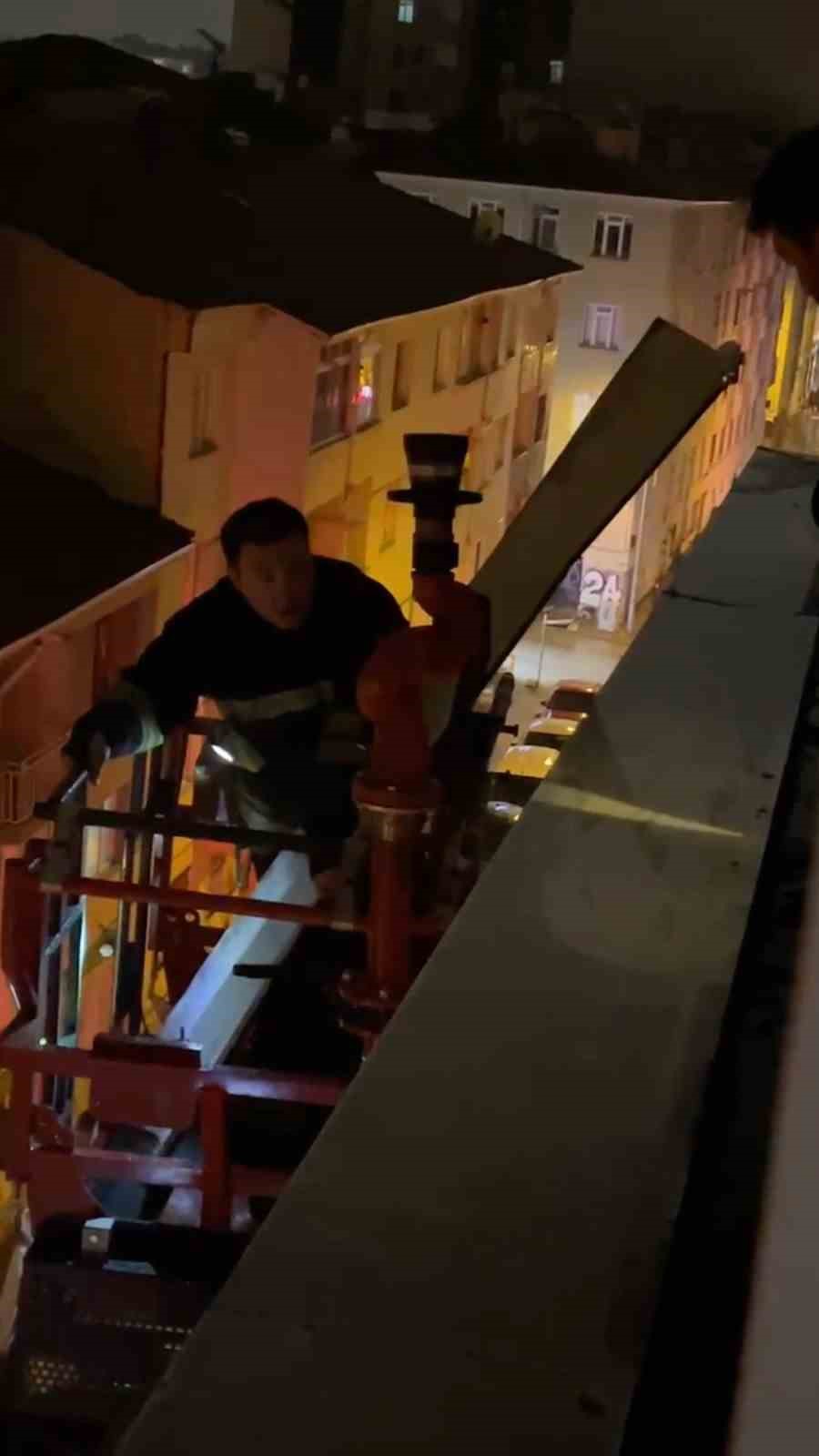 Binadan sarkan metal parça için itfaiyeden gece operasyonu
