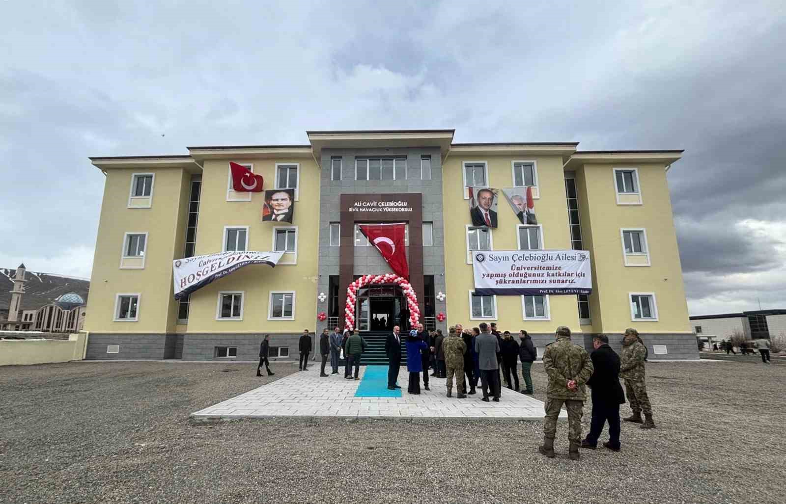 Binali Yıldırım Erzincan’da konuştu: "Türkiye havacılıkta dünyada ilk 10 içerisinde"
Binali Yıldırım Erzincan’da konuştu: "Türkiye havacılıkta dünyada ilk 10 içerisinde"