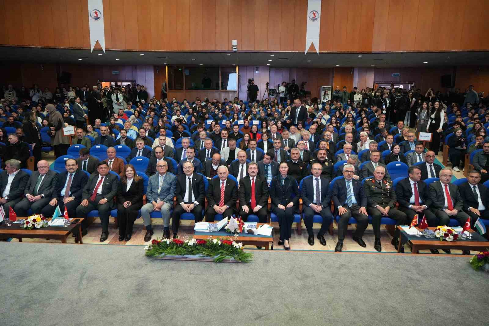 Binali Yıldırım: "Türk devletleri kendi dışındaki ülkelerin refahını yükseltmeye çalışıyor"
