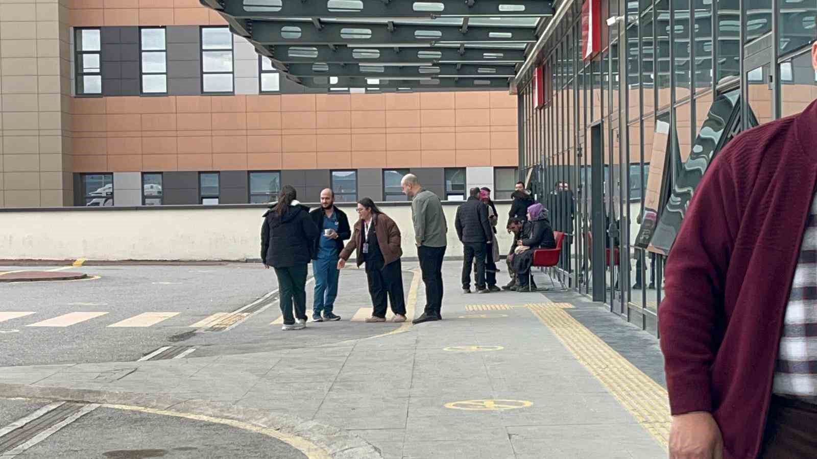 Binanın 3’üncü katındaki dairenin camından aşağı düşen 12 yaşındaki çocuk ağır yaralandı
