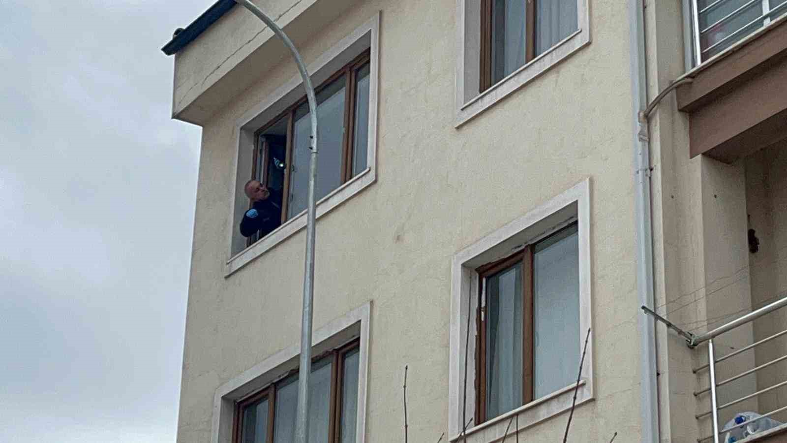 Binanın 3’üncü katındaki dairenin camından aşağı düşen 12 yaşındaki çocuk ağır yaralandı
