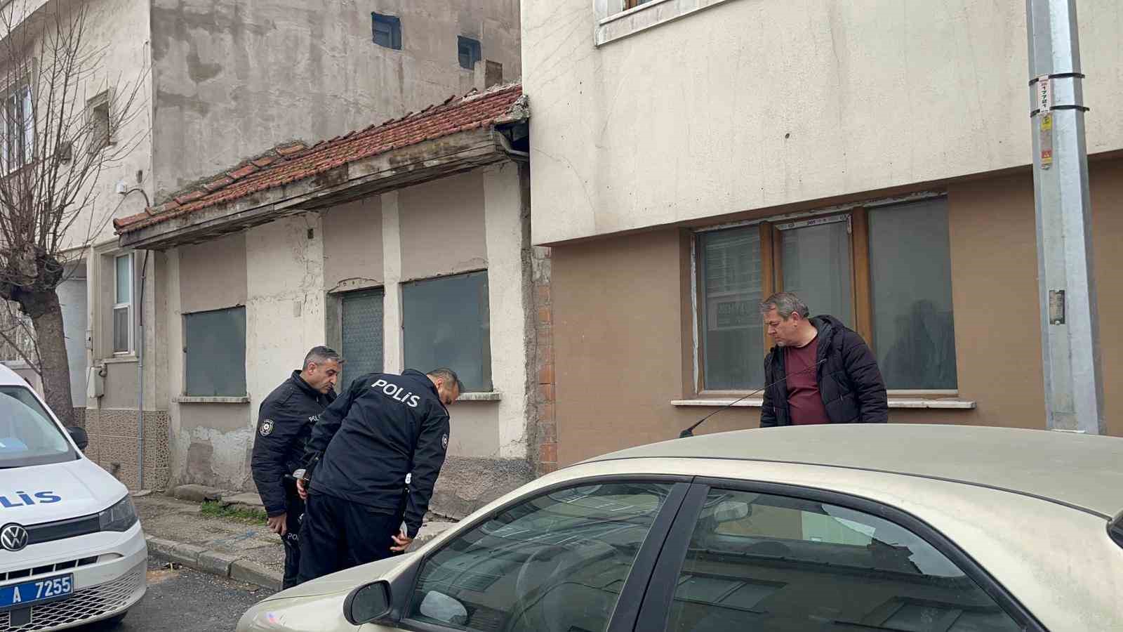 Binanın 3’üncü katındaki dairenin camından aşağı düşen 12 yaşındaki çocuk ağır yaralandı
