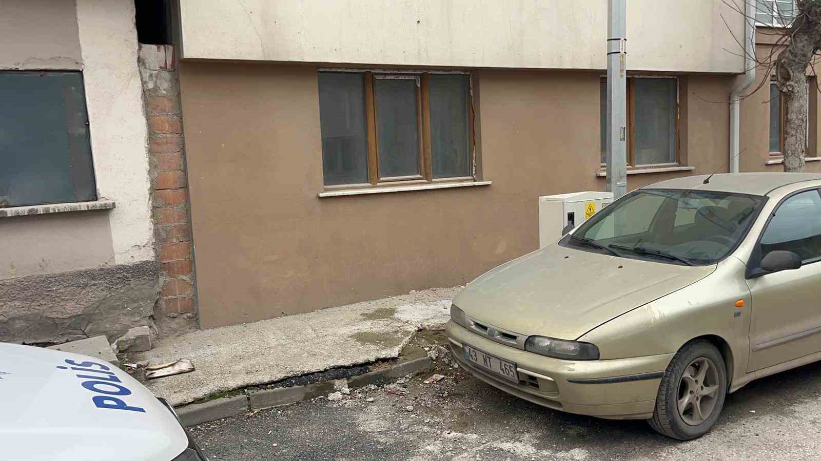 Binanın 3’üncü katındaki dairenin camından aşağı düşen 12 yaşındaki çocuk ağır yaralandı
