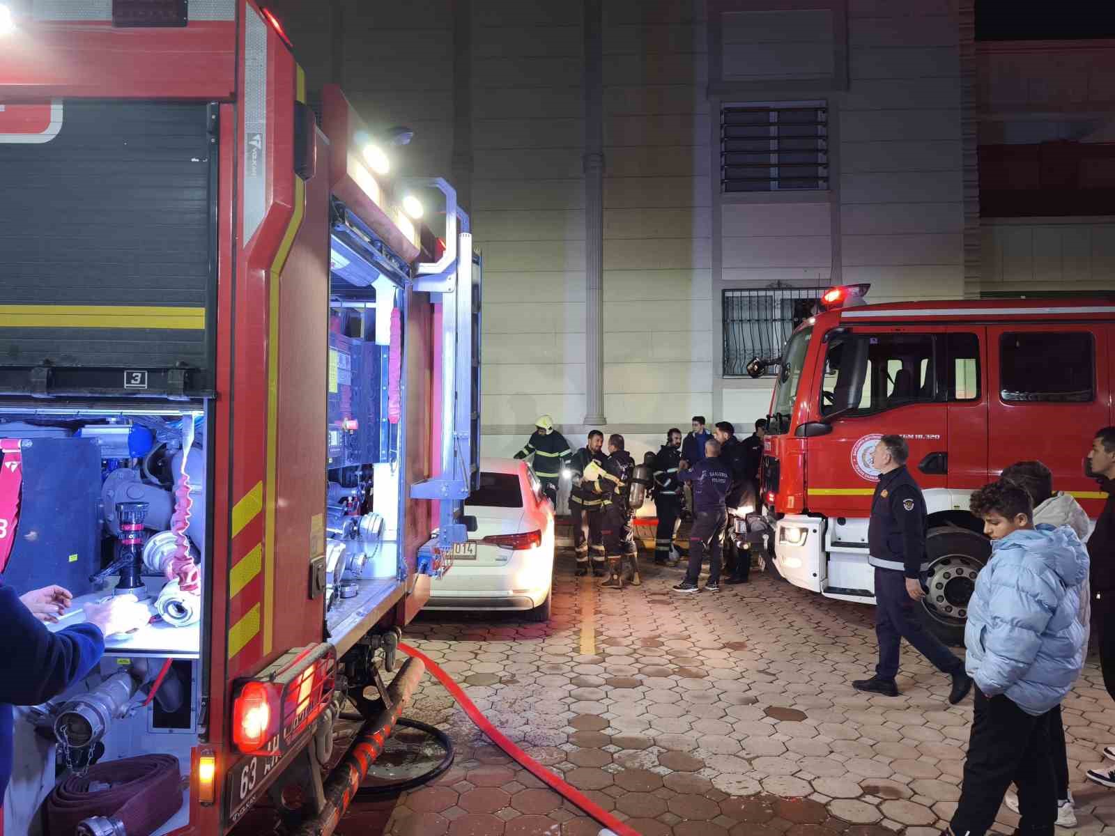 Binanın girişinde çıkan yangın korkuttu
