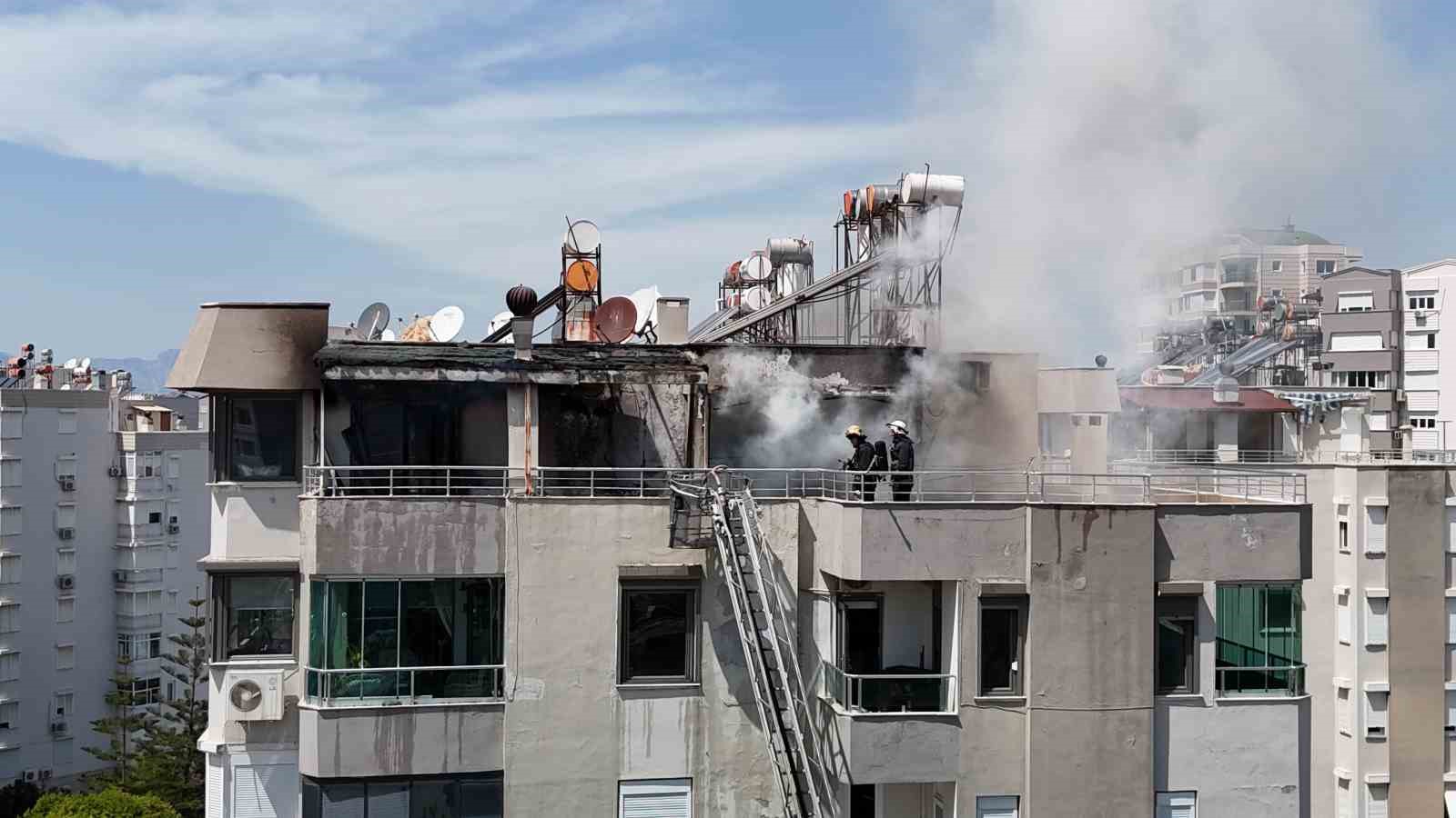 Binanın teras katında çıkan yangında yaşlı bina sakinleri, kapıları çalan kuryelerin yardımıyla tahliye edildi
