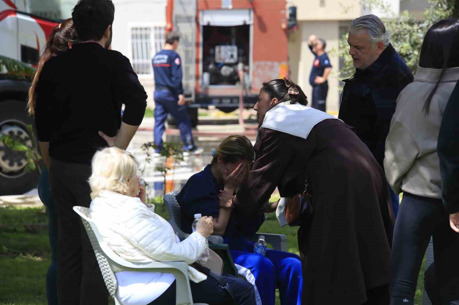 Binanın teras katında çıkan yangında yaşlı bina sakinleri, kapıları çalan kuryelerin yardımıyla tahliye edildi
