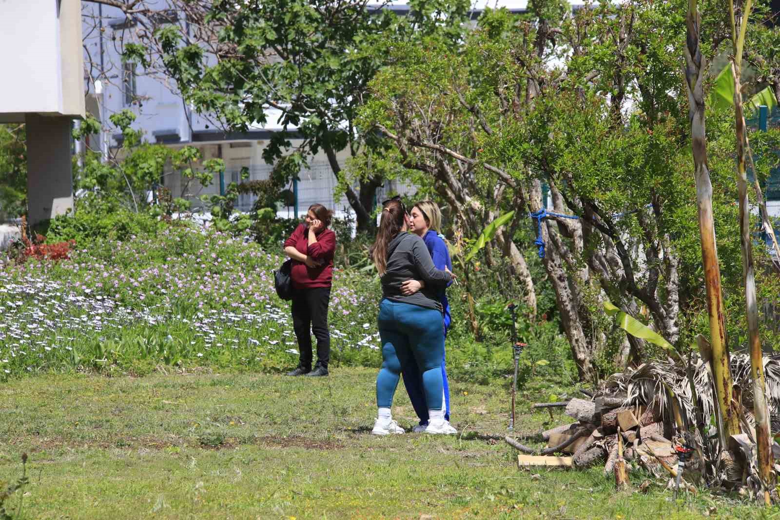 Binanın teras katında çıkan yangında yaşlı bina sakinleri, kapıları çalan kuryelerin yardımıyla tahliye edildi
