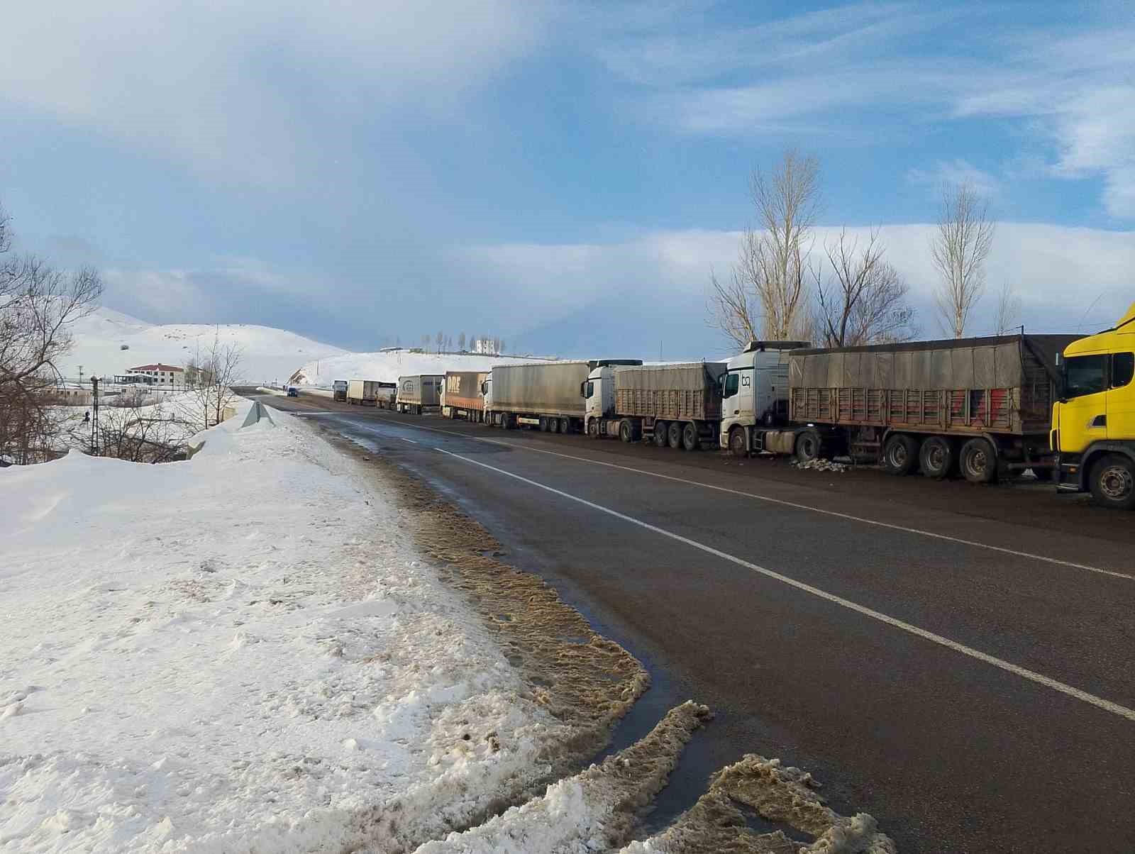 Bingöl-Erzurum kara yolu ağır tonajlı araç trafiğine kapatıldı: Kilometrelerce kuyruk oluştu
