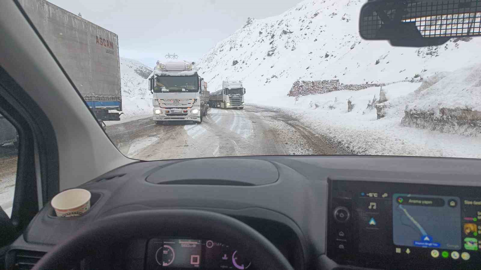 Bingöl-Erzurum kara yolunda kar etkisi: Uzun araç kuyrukları oluştu
