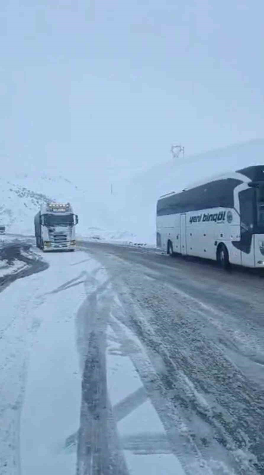 Bingöl-Erzurum kara yolunda kar etkisi: Uzun araç kuyrukları oluştu
