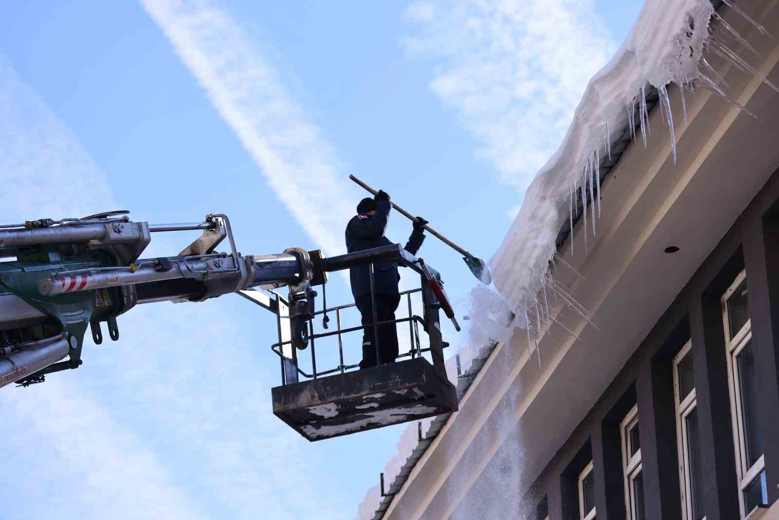 Bingöl’de buz sarkıtları itfaiye ekiplerince temizlendi
