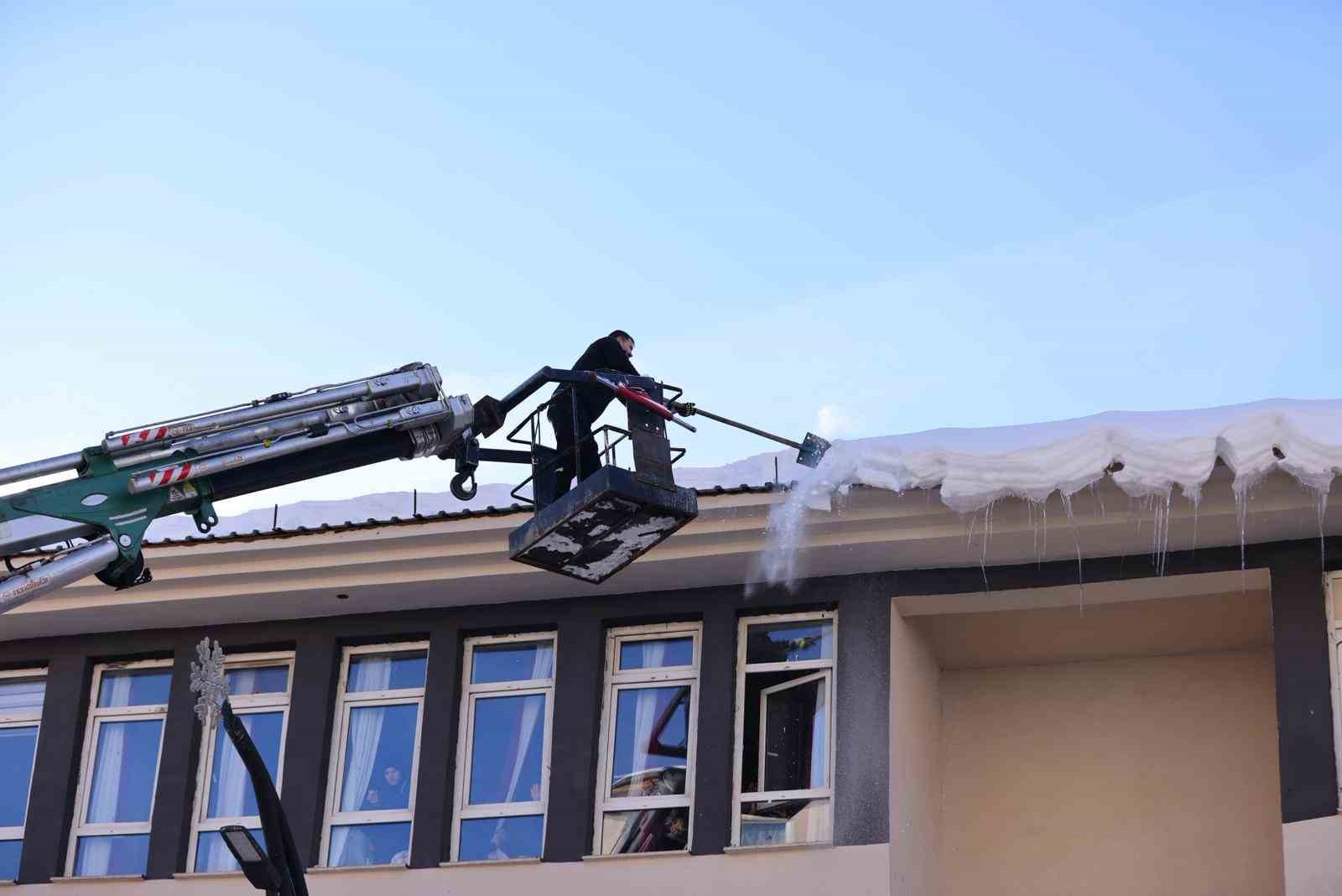 Bingöl’de buz sarkıtları itfaiye ekiplerince temizlendi
