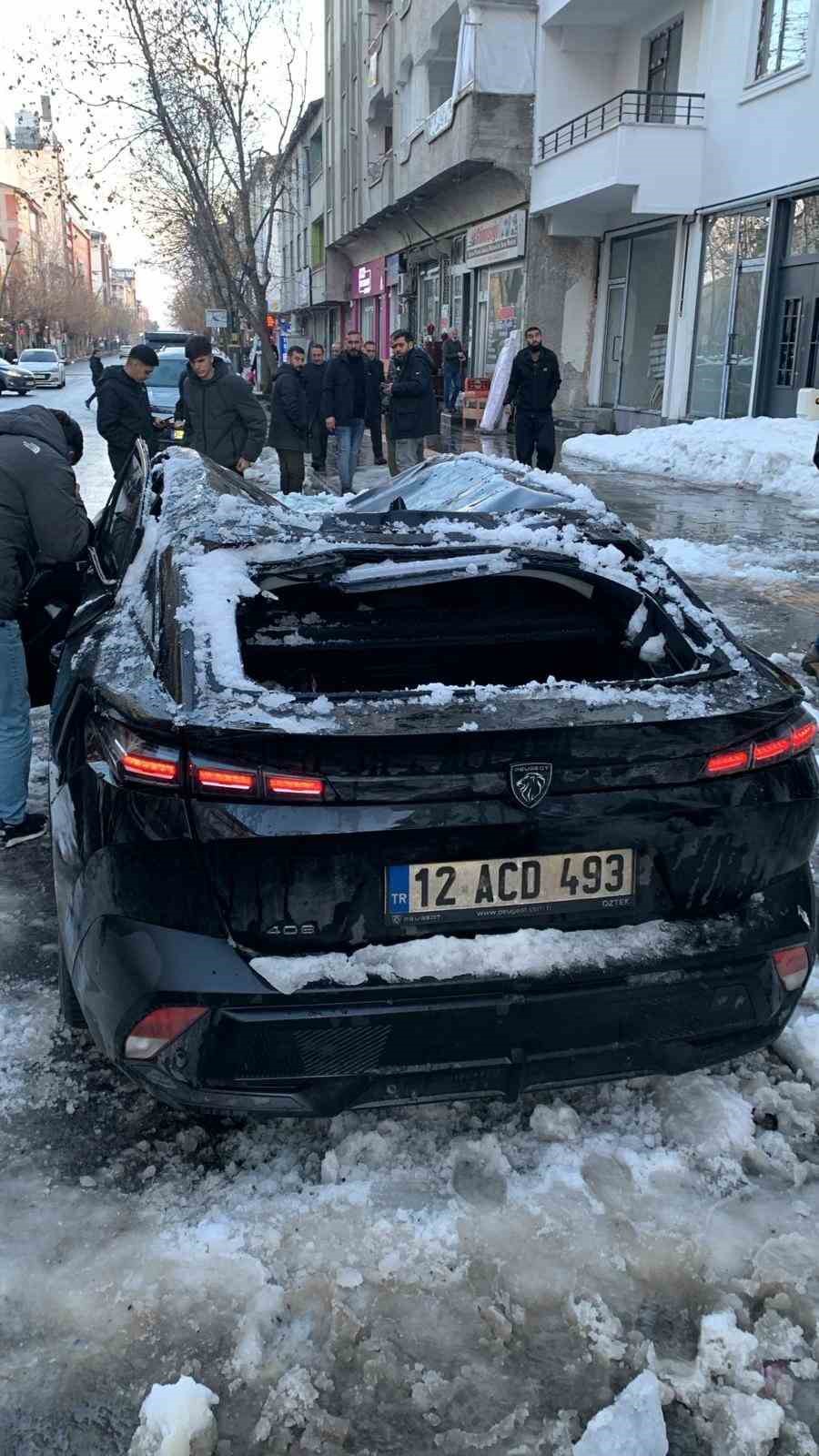 Bingöl’de çatıdan düşen kar otomobile zarar verdi
