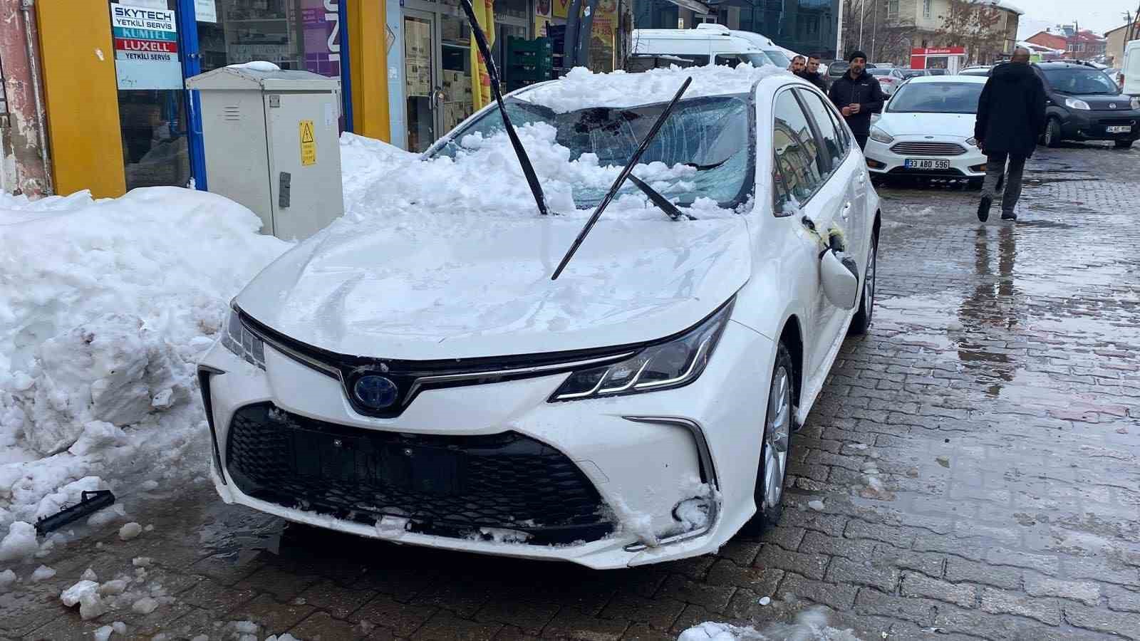 Bingöl’de çatıdan düşen kar otomobile zarar verdi
