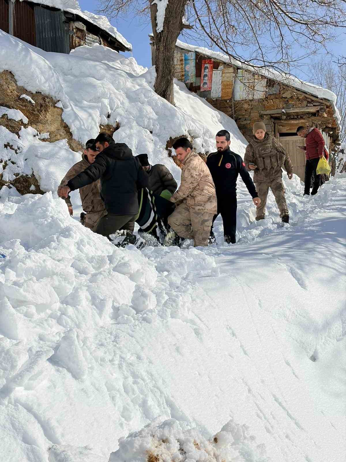Bingöl’de ekipler karbonmonoksit gazından zehirlenen şahıs için seferber oldu
