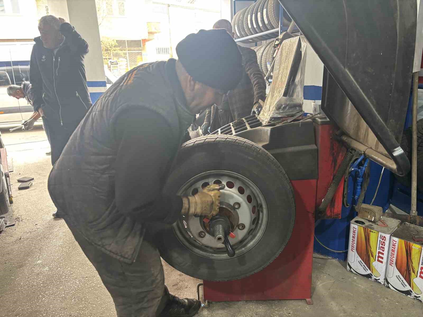 Bingöl’de havalar ısınmadı lastik değişimi gecikti: Sürücüler beklemede
