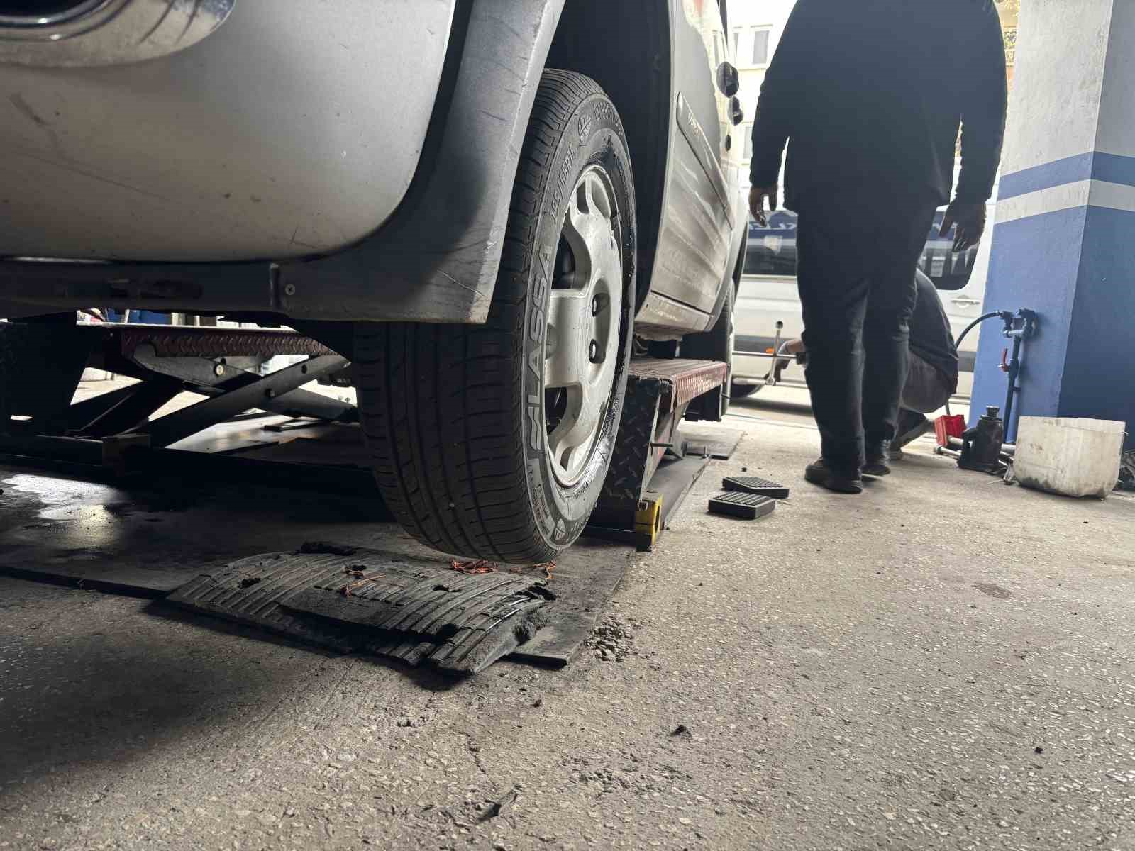 Bingöl’de havalar ısınmadı lastik değişimi gecikti: Sürücüler beklemede
