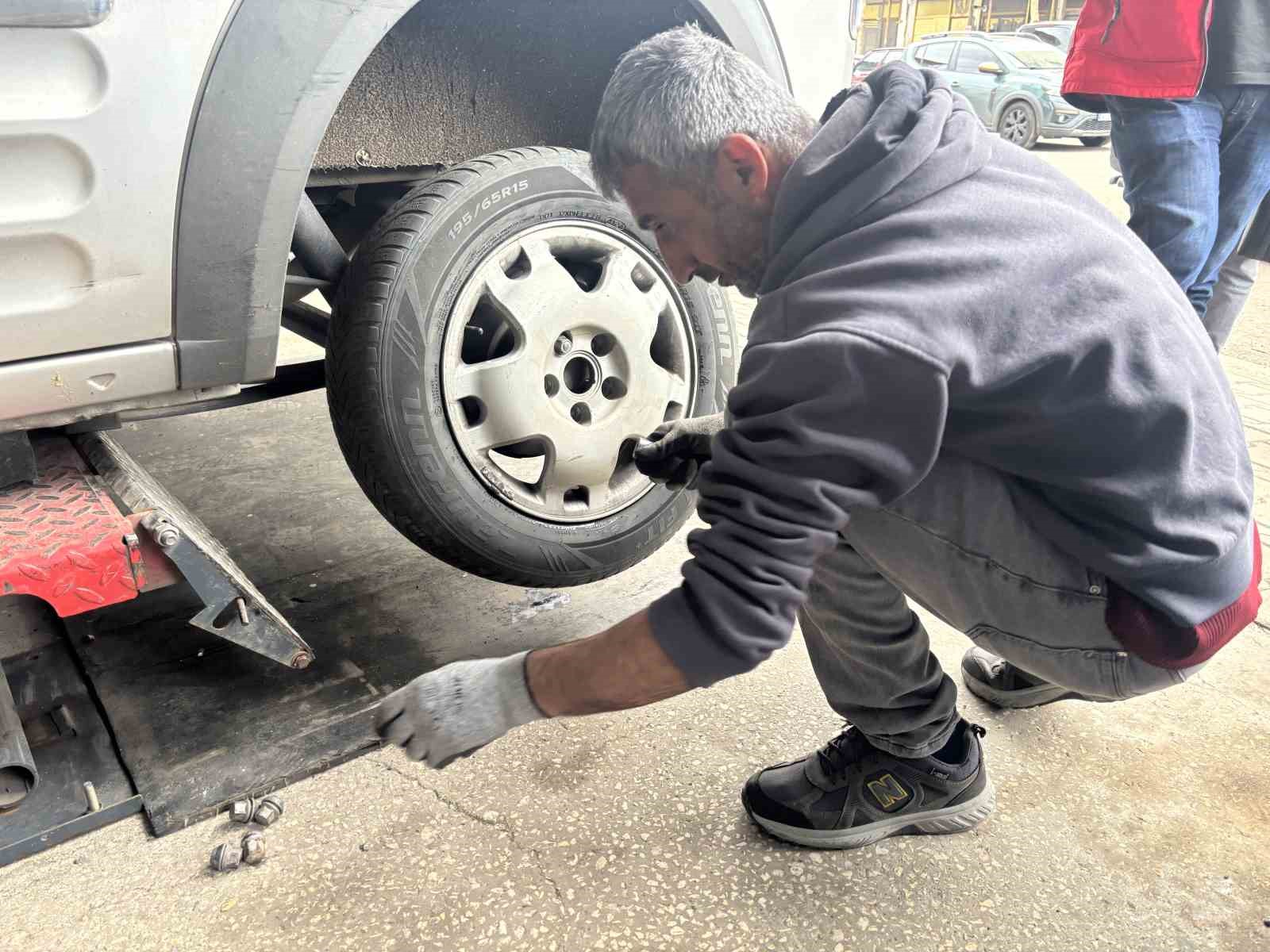 Bingöl’de havalar ısınmadı lastik değişimi gecikti: Sürücüler beklemede
