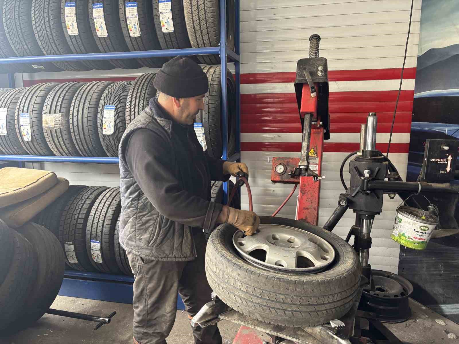 Bingöl’de havalar ısınmadı lastik değişimi gecikti: Sürücüler beklemede
