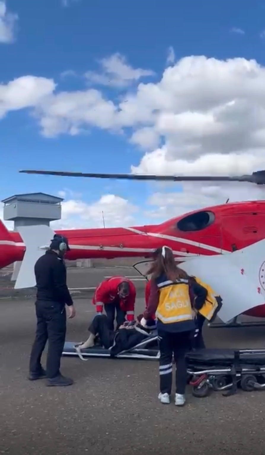 Bingöl’de helikopter ambulans diyaliz hastası havalandı
