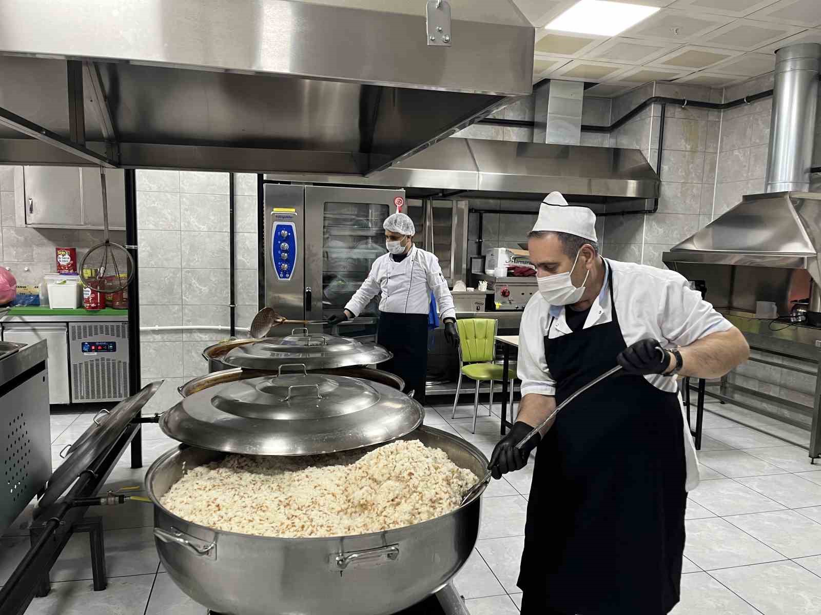 Bingöl’de her gün 2 bin 500 kişilik iftar yemeği
Bingöl’de her gün 2 bin 500 kişilik iftar yemeği