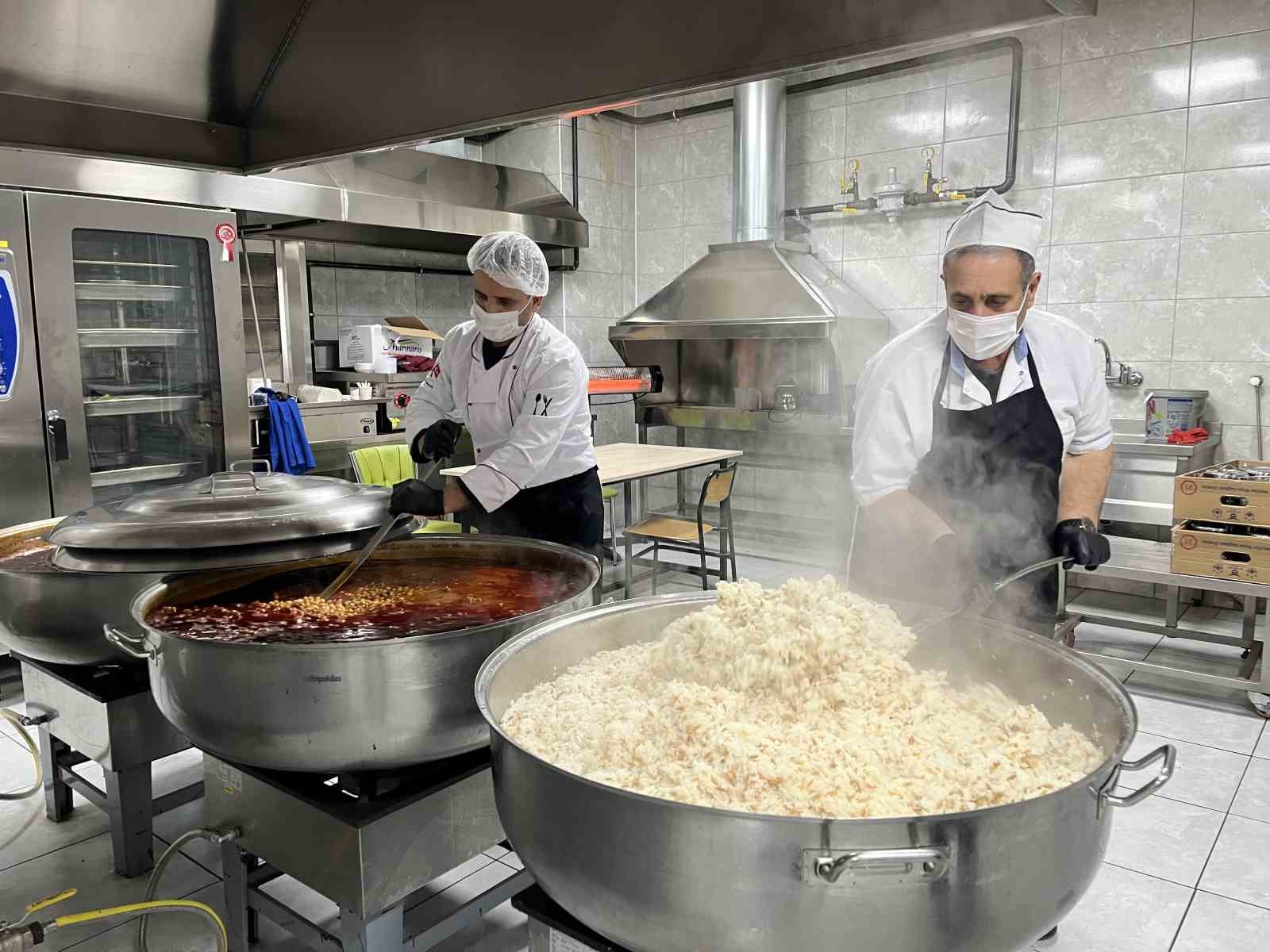 Bingöl’de her gün 2 bin 500 kişilik iftar yemeği
Bingöl’de her gün 2 bin 500 kişilik iftar yemeği