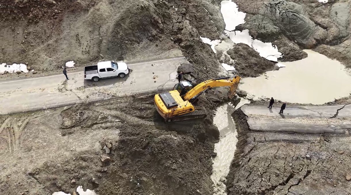 Bingöl’de heyelan sonucu çöken ve kayan yolda çalışmalar başladı
