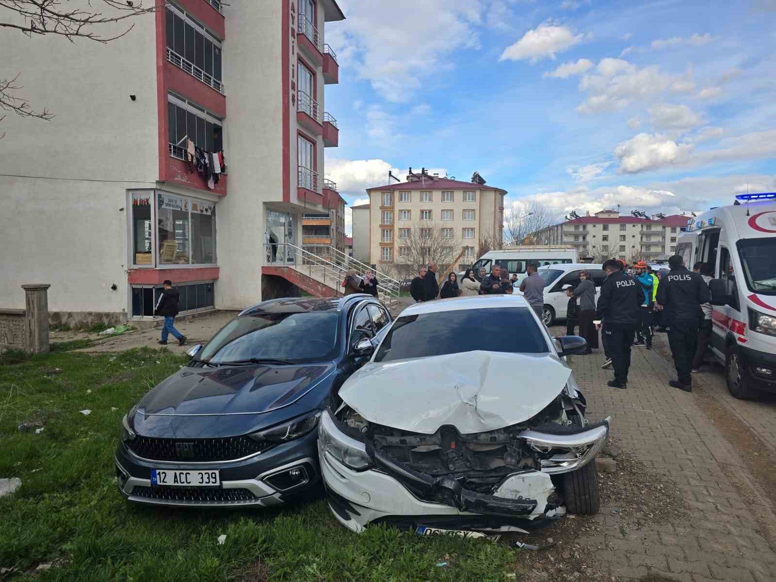 Bingöl’de iki otomobil çarpıştı: 4 yaralı
