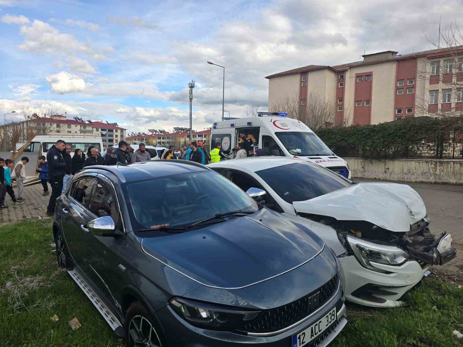 Bingöl’de iki otomobil çarpıştı: 4 yaralı
