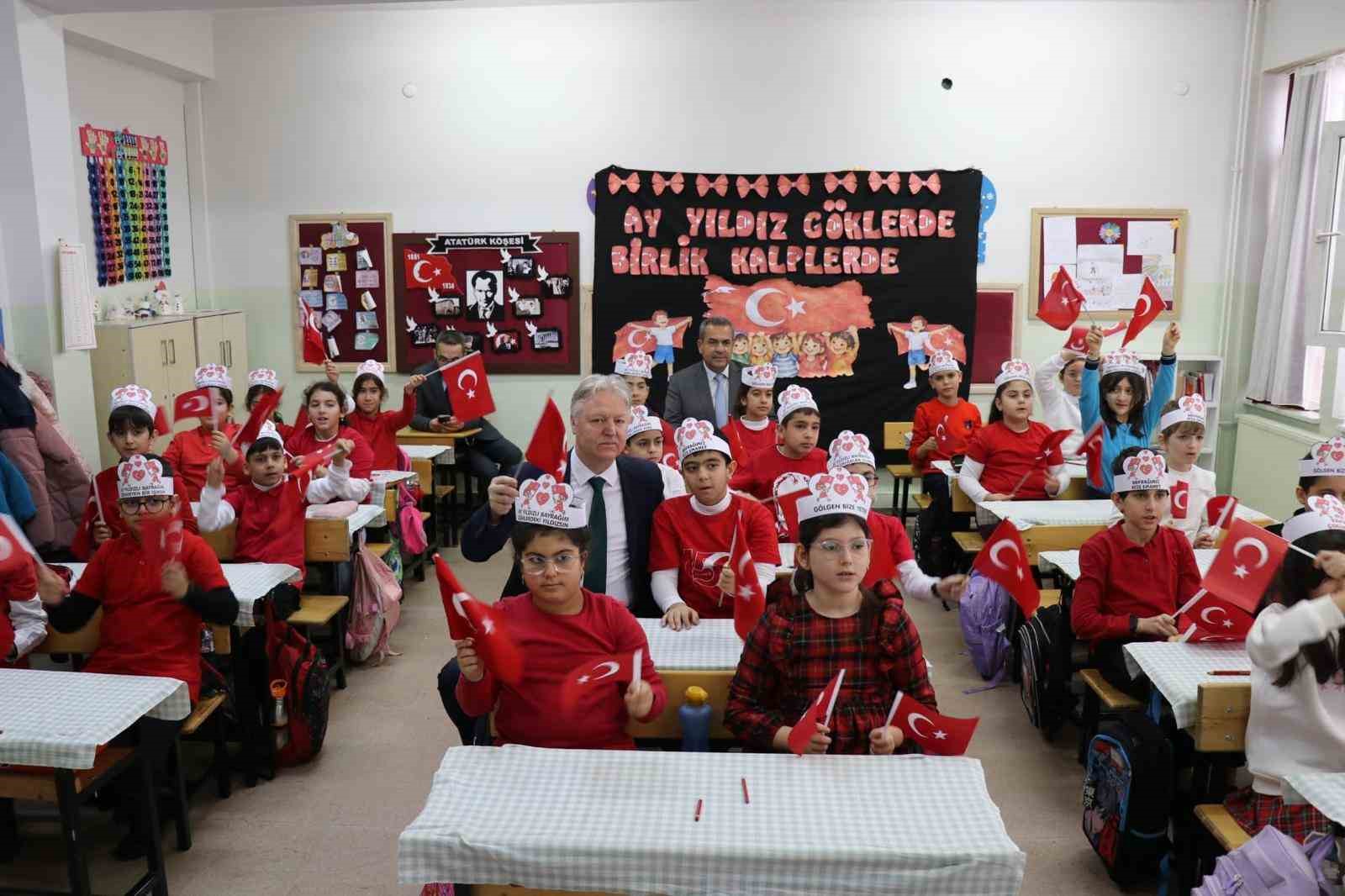 Bingöl’de ikinci dönemin ilk ders zili ‘Bayrak Sevgisi’ ile çaldı
