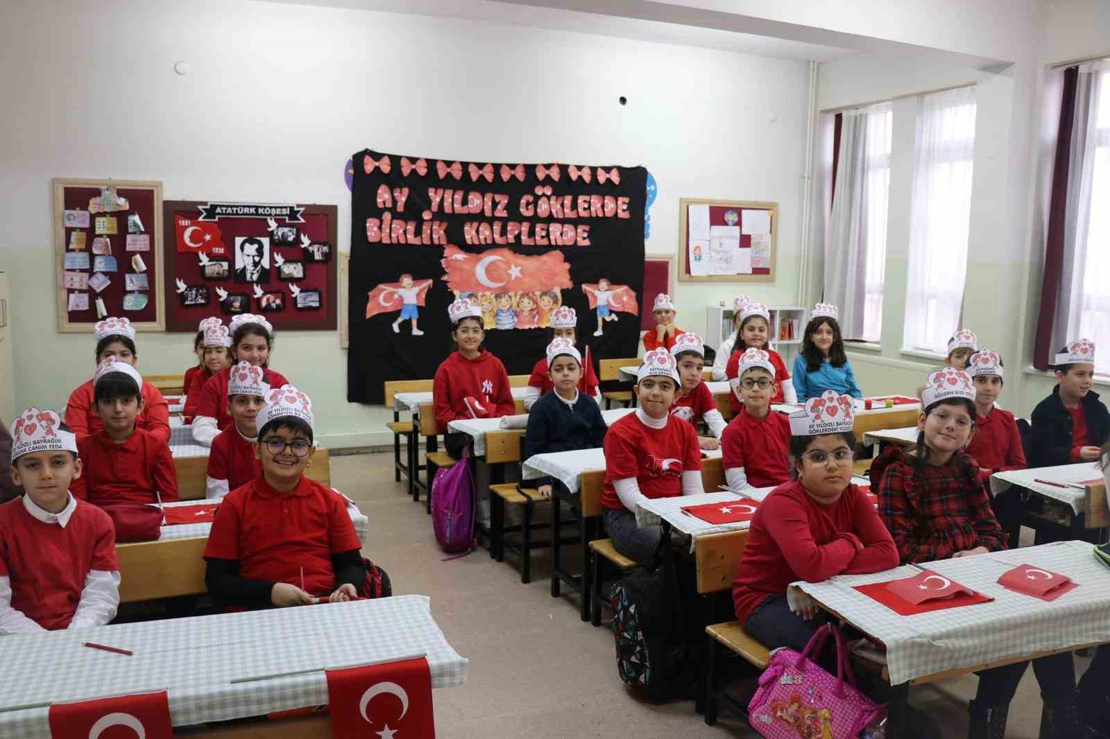 Bingöl’de ikinci dönemin ilk ders zili ‘Bayrak Sevgisi’ ile çaldı
