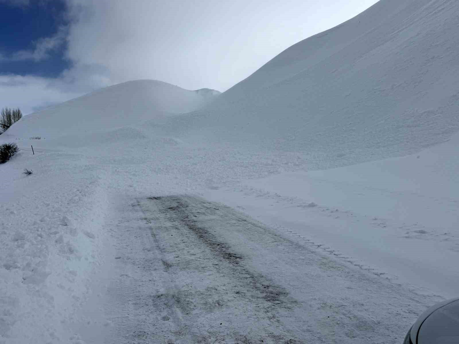 Bingöl’de ilçe yoluna çığ düştü: Ekipler sevk edildi
